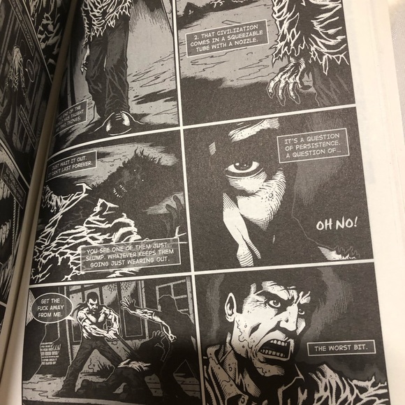 Mammoth Book of Zombie Comics 450 pages! - Picture 6 of 8